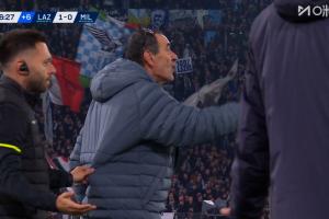 补时时间已过,场边萨里被主裁判出示红牌