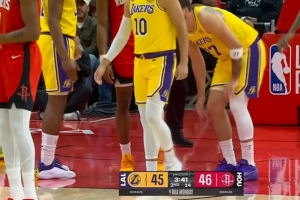 幸无大碍!东契奇被伊森犯规放倒 有些崴脚但继续作战