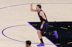 东契奇:我们在末节的分享球很棒 而且全场只让火箭得到92分