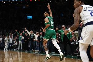 马祖拉:塔图姆的传球和抢防守板能力很强 这能改变对手的防守