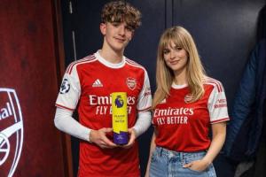 一度骗过AI!16岁道曼与母亲合影外网爆火?查证为假,是AI生成