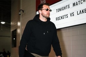 冲击六连胜!湖人官推晒球员赛前入场照:打卡