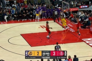 风卷残云!湖人反击2打1 詹姆斯接里夫斯回传双手飞扣