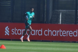 久违的身影!利物浦前锋伊萨克开始进行跑步训练