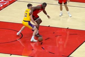 拉拉维亚抢断 卡佩拉反抢肘到前者脸部 裁判回看之后维持普通犯规