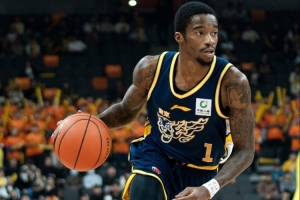 媒体人：广东双枪还是猛的 萨姆纳和奎因跑起来下分真是快