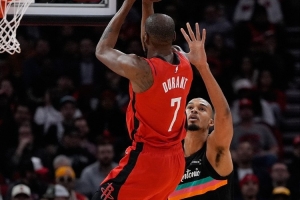 VS强队表现脱节?KD:只是投不进球 脱节的球队打不出这样的防守