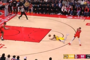 湖记谈斯玛特受伤仍然飞身扑球:他是这支球队的文化塑造者