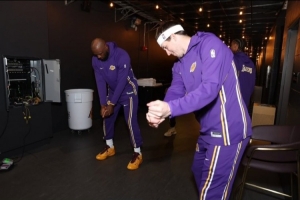 切磋球技!里夫斯晒照自己和詹姆斯一同做出高尔夫挥杆动作