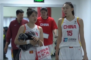 女篮三大中锋！李月汝和韩旭交流不断 王治郅给张子宇面授机宜
