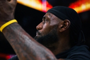 眼神坚定!湖人官推晒詹姆斯和东契奇赛前热身照:比赛前的投入