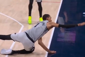 真拼啊!文班从罚球线内飞扑到边线试图完成救球 摔到观众席