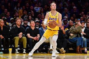 最近有点不准了!肯纳德大空位三分打铁 本场比赛三分已经2中0