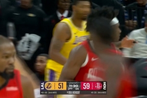 飞天遁地!阿门接球冲击内线 滞空拉开躲开防守高难度上篮打中