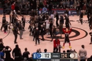 很突然！比赛结束后丹尼尔斯和霍华德争吵引发冲突 但及时拉开了