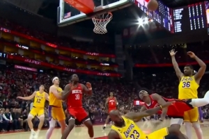 有往前上迎趋势!阿门冲筐造成詹姆斯阻挡犯规 湖人挑战失败