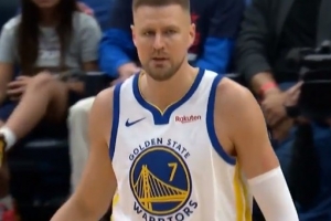 状态保持不错!波尔津吉斯复出替补上场 弧顶三分张手就有!