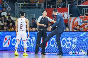 这比赛稀碎！广东新疆全场51次犯规 双方共获得74次罚球