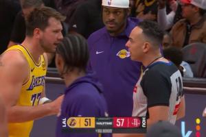 操碎了心!东契奇找裁判理论 范德彪一路盯防+随时准备介入