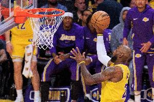 詹姆斯:在当前生涯阶段 有时完成隔扣和空接扣篮也让我自己惊讶