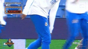 镜头全程跟拍!姆巴佩训练时一直关注左膝,时不时摸膝盖眉头紧锁