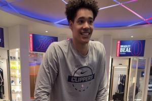 赛季报销仍心系球队!尼德豪泽脚撑膝关节滑板车 来到球队更衣室