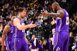 太稳!湖人关键时刻19胜6负高居联盟第一 火箭18胜19负排第16