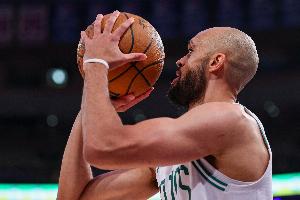 突然爆发！怀特第二节初不到两分钟外线三连击一人打出9-0！