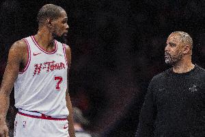 被夹麻了!杜兰特下半场出现6次失误 仅1个运动战进球