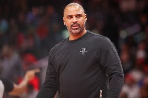 解说:乌度卡下中锋真是五毒俱全的操作 雷迪克一下就让艾顿活了