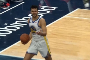 你干哈呀?尤特赛文抢板被波杰打手臂干扰 最终乌龙球送对手2分