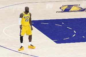 詹姆斯:下半场我们把火箭得分限制在35分 这就是赢球的关键要素