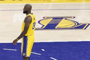 出手不多!詹姆斯半场4中2得4分2板2助 隔扣小贾亮眼