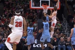 实战扣将!布泽利斯反击接吉迪分球 起飞平筐完成单臂隔扣