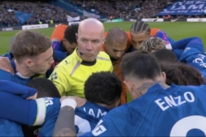 被蓝军包围!本特:蒂尔尼你倒是出去啊,他在那笑肯定是喜欢这样