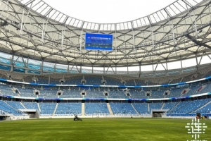 梭鱼湾足球场正加紧草坪养护等工作，球员通道地毯换成蓝色