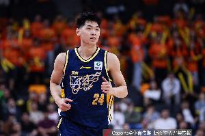 媒体人:崔永熙5犯离场 他在防守端还要进一步适应FIBA的判罚尺度