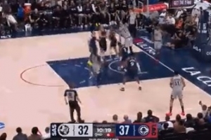 扔就完事了！文班亚马篮下对抗扭身单手空接仍能打进