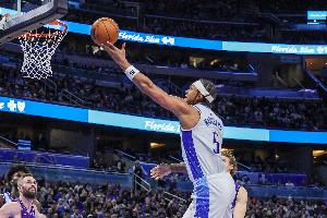 生猛!班凯罗第三节7中6独得15分 三节砍下28分10板