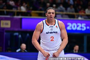 这不得来个三双?洛夫顿半场5中3拿下11分6板7助1断