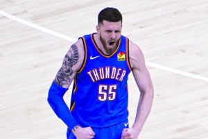 组织中锋!哈尔滕施泰因没有得分 拿到7篮板8助攻