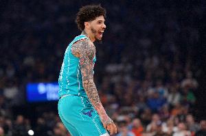 神来之笔!鲍尔持球强攻 滞空换手抛进还造犯规打成2+1