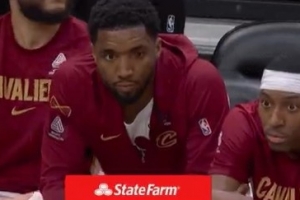 看着不太对劲!多诺万·米切尔坐在场边 但左眼有些异样