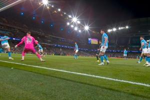 B席门线解围疑似手球,VAR介入