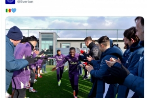 声援塞内加尔！埃弗顿官方社媒晒欢迎盖耶、恩迪亚耶凯旋照片