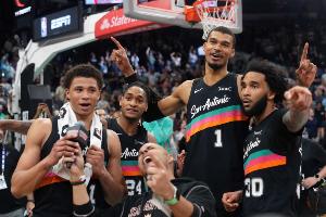 攻得太顺了!马刺全场25记三分破队史纪录 41次助攻赛季新高