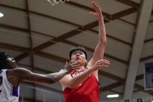 一直被抓掩护!杨瀚森半场仅2分2板2助 出现5次失误+3犯规