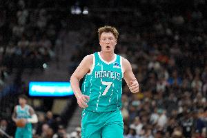 狂轰滥炸！克尼佩尔三分命中后迪亚巴特补篮 黄蜂轰出25-4攻击波