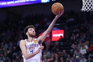 戴格诺特:霍姆格伦今天的表现是怪物级 不管是抢板还是内线防守