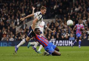 每体:范德芬非常适合巴萨,他速度快擅长踢高位防守体系